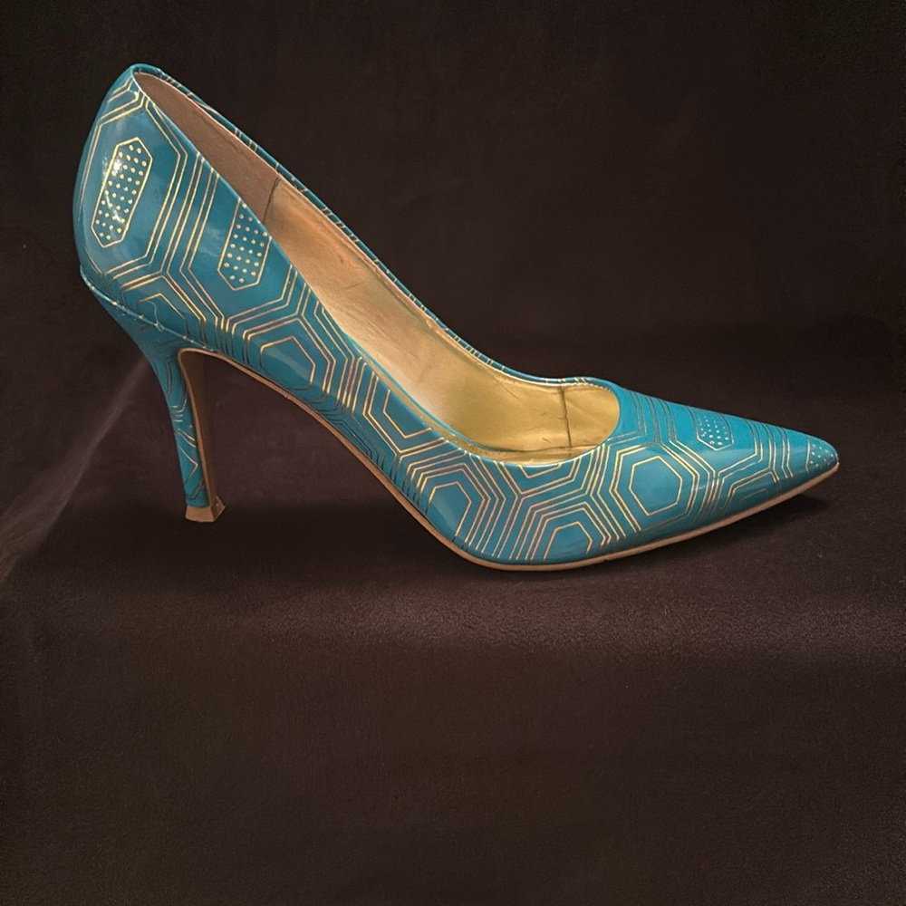 Nine West Aqua Green & Gold heels. 2” heel. Never worn. Classic and pretty